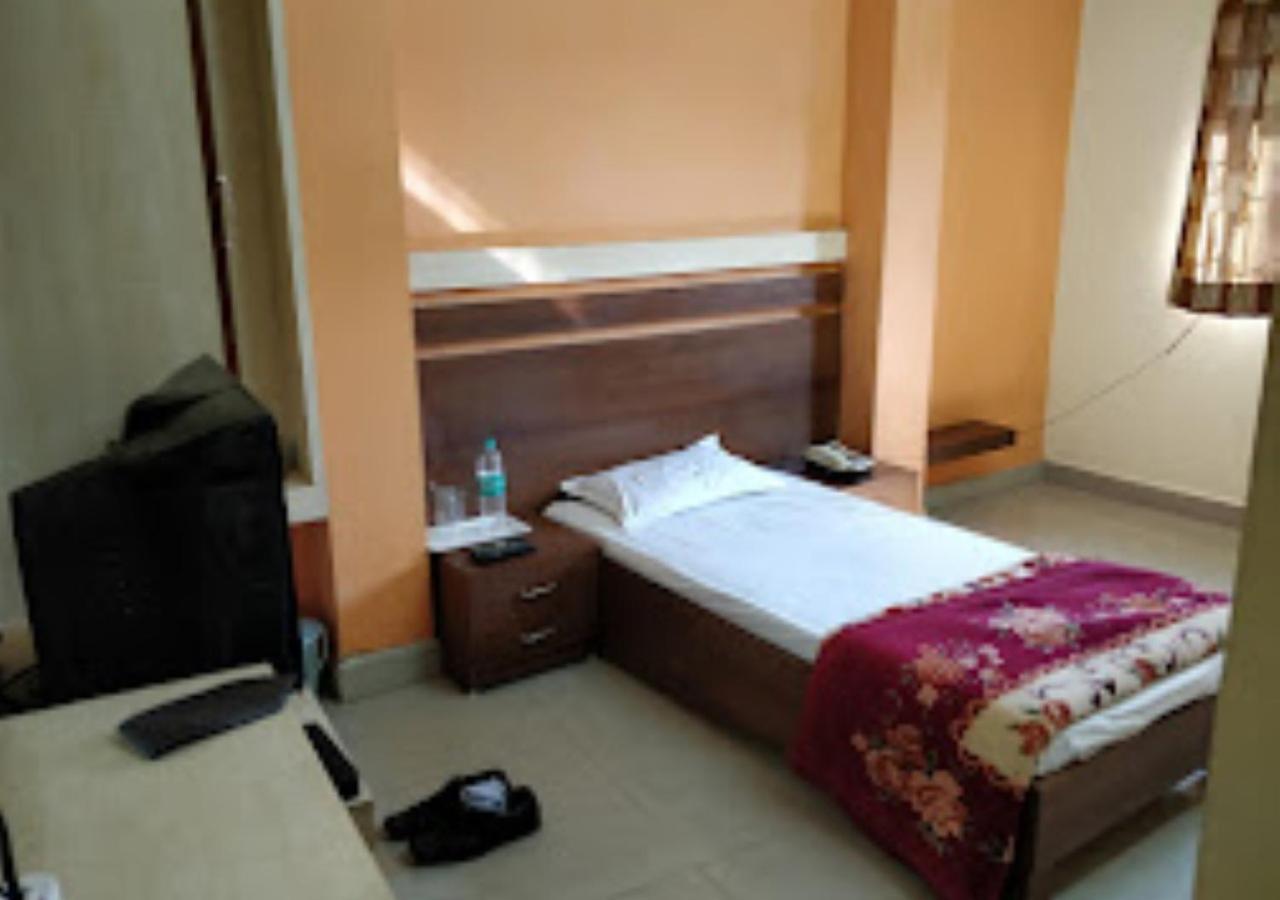 Hotel Mayur Restaurant Chandrapur Buitenkant foto