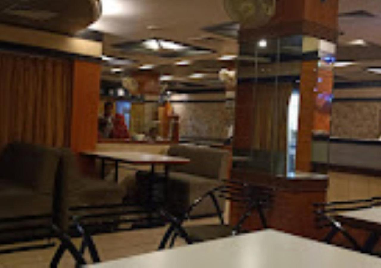 Hotel Mayur Restaurant Chandrapur Buitenkant foto